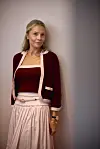 Caroline Fleming iklædt en lang nederdel og en kort cardigan i lyserøde og brune nuancer.