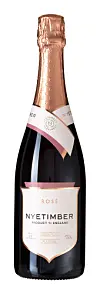 Flaske Nyetimber Rosé musserende vin med roséfarget folie og hvit etikett