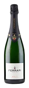 Flaske med Ferrari Brut TrentoDOC musserende vin mot hvit bakgrunn