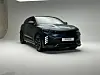 Mørk Renault Megane E-Tech sett forfra i et lyst studio med ny front og smale piksellys.